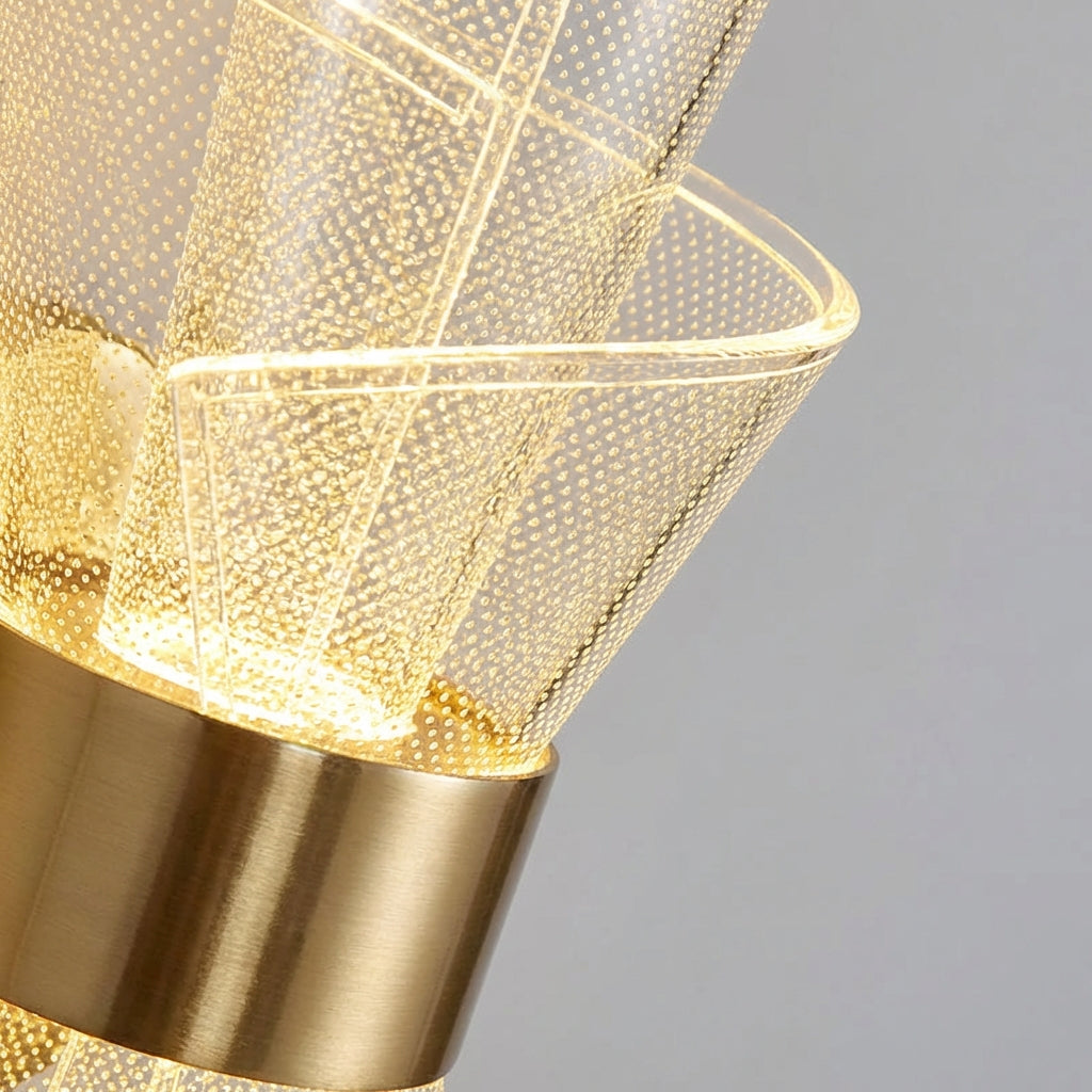 Skulpturale Wandleuchte mit geschwungenem Acryl-Diffusor und polierter Metallhalterung