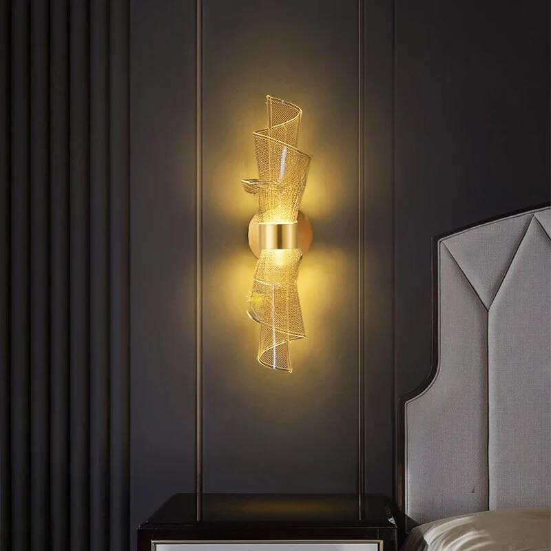 Skulpturale Wandleuchte mit geschwungenem Acryl-Diffusor und polierter Metallhalterung