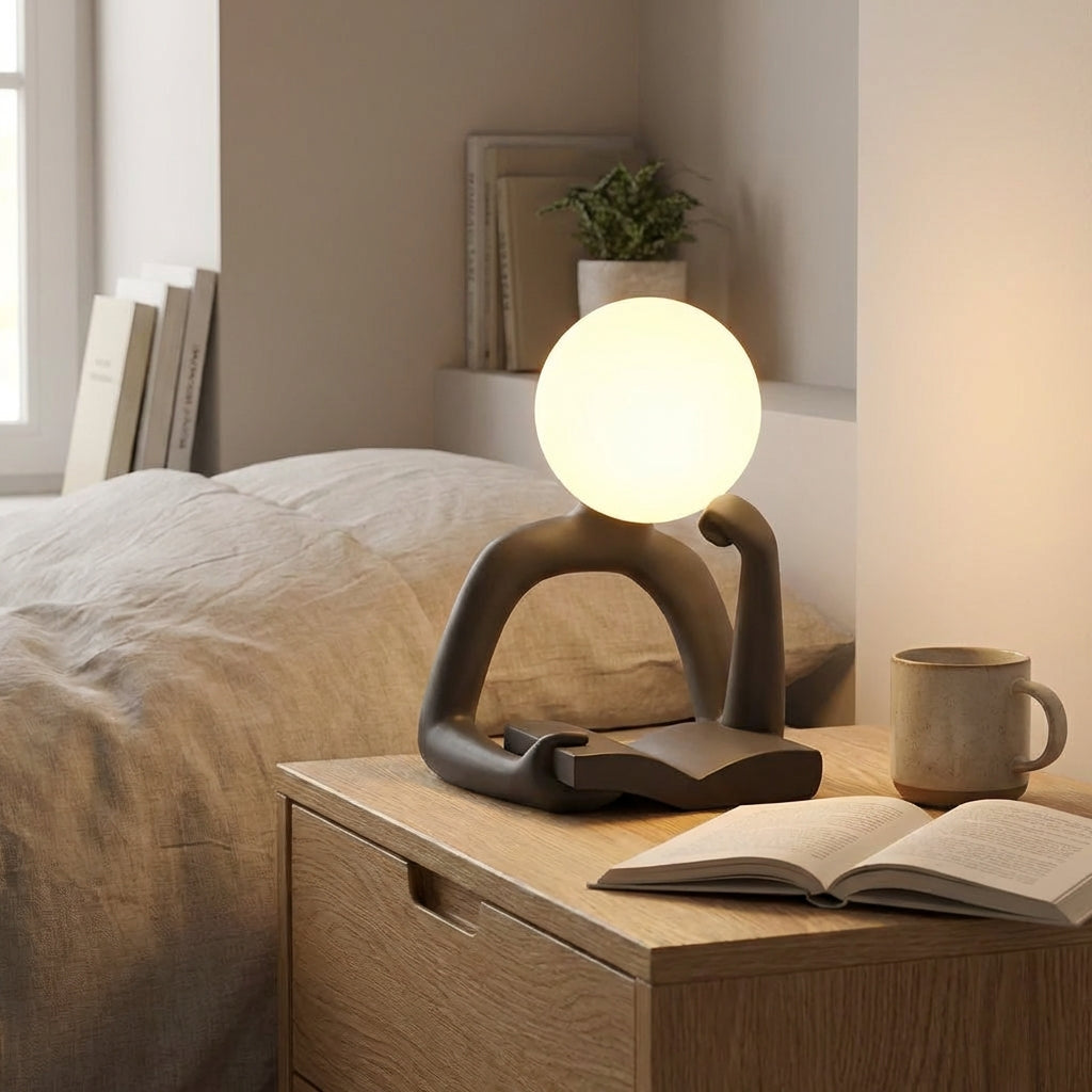 Kompakte skulpturale Tischlampe aus Kunstharz mit abstraktem Design und stimmungsvollem Licht