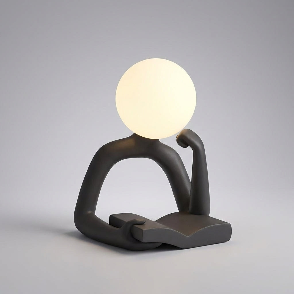 Kompakte skulpturale Tischlampe aus Kunstharz mit abstraktem Design und stimmungsvollem Licht