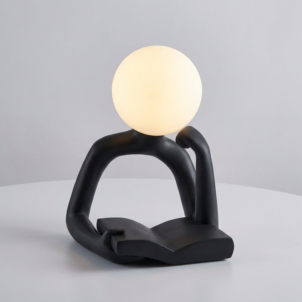 Kompakte skulpturale Tischlampe aus Kunstharz mit abstraktem Design und stimmungsvollem Licht