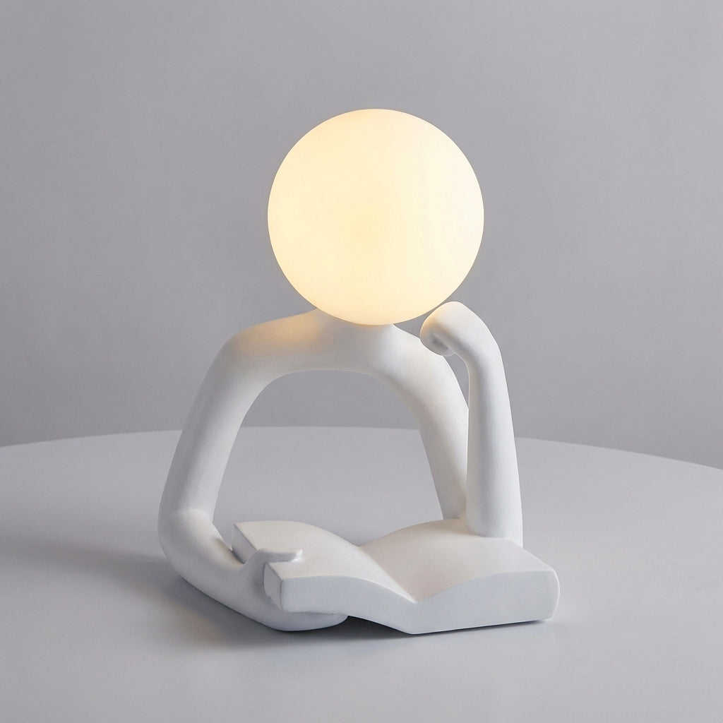 Kompakte skulpturale Tischlampe aus Kunstharz mit abstraktem Design und stimmungsvollem Licht