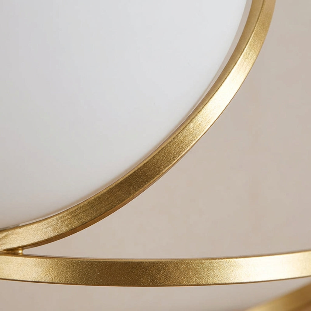 Skulpturale Tischlampe mit spiralförmigem Metallfuß und runder Acrylglaskugel