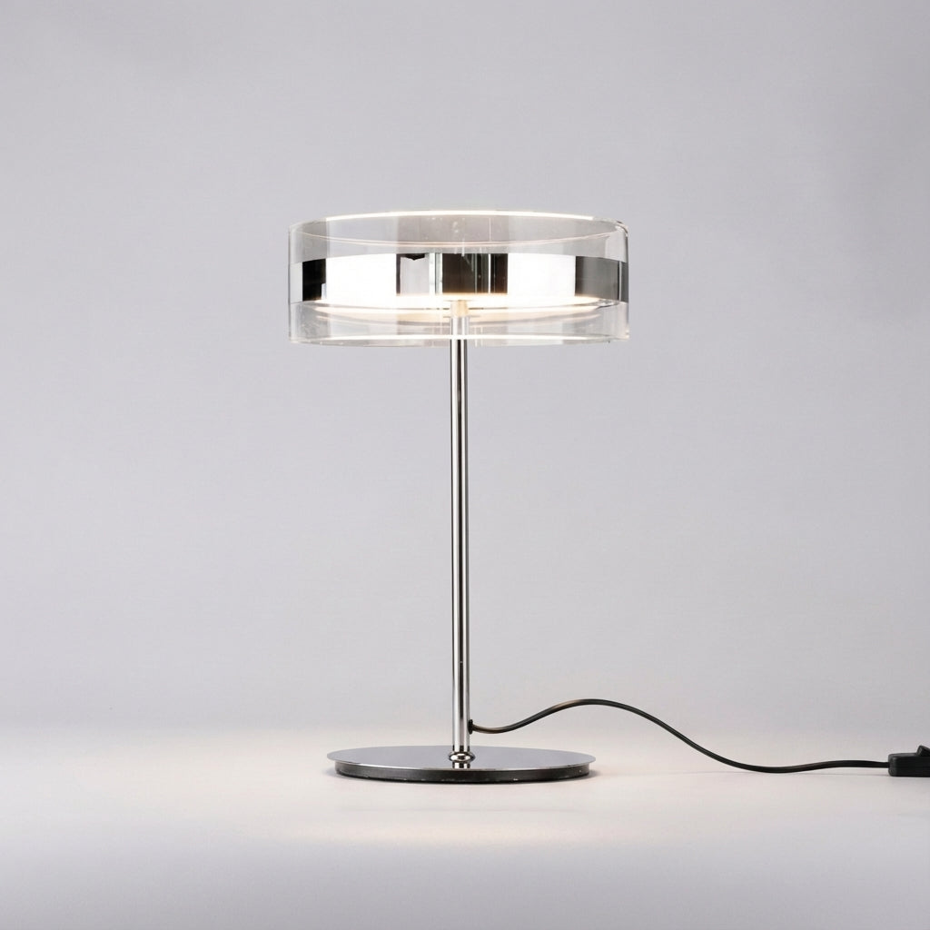 Elegante Tischlampe mit zylindrischem Klarsichtschirm und schlankem Stab