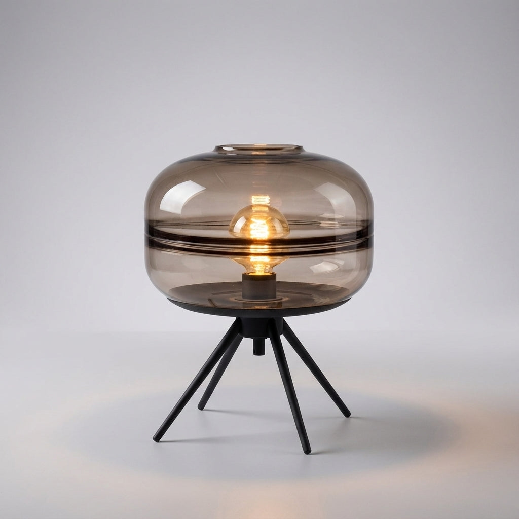 Skulpturale Tischlampe mit vierbeinigem Metallsockel und Glasschirm