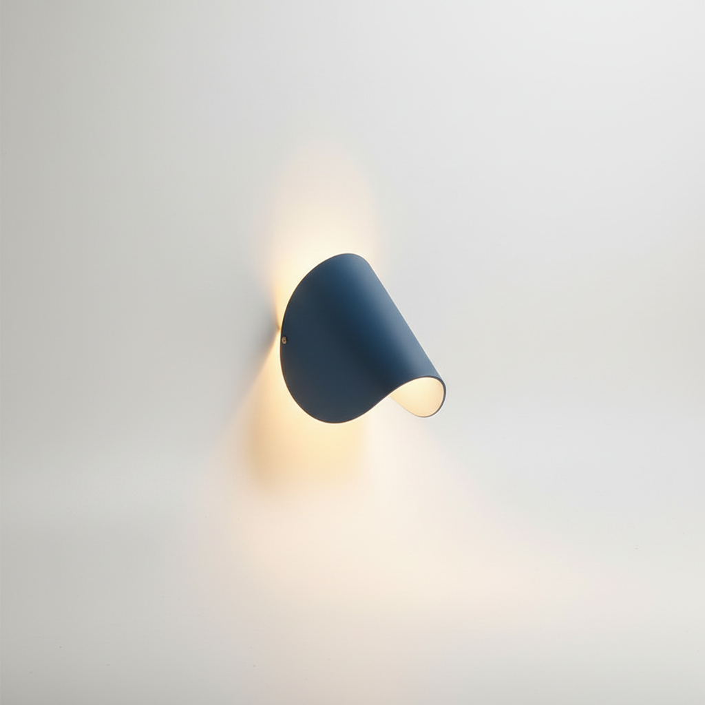 Moderne halbrunde Metall-Wandleuchte mit indirektem Lichtschein für Innenräume