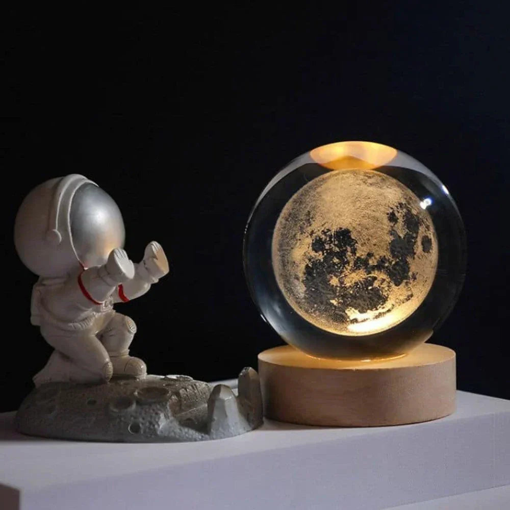 Nachtlicht und Tischlampe mit gravierter Kristallkugel in Planetenform