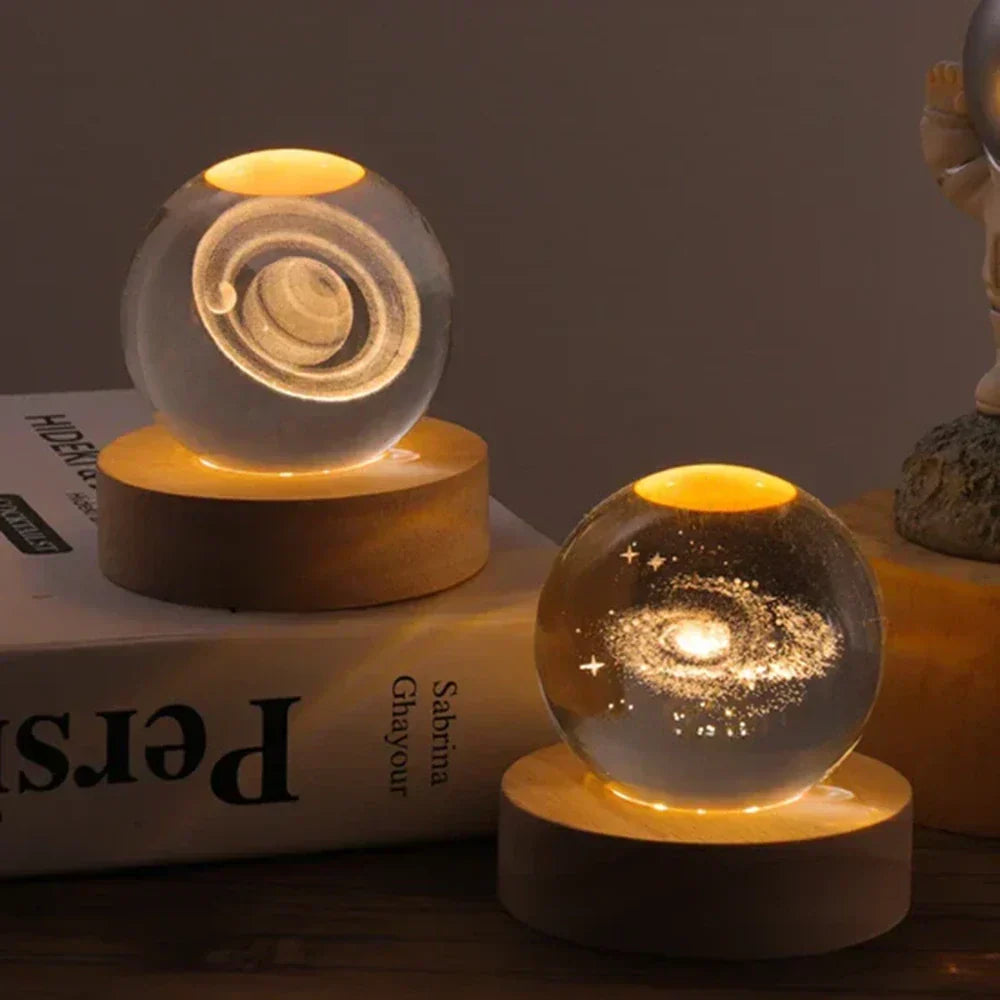 Nachtlicht und Tischlampe mit gravierter Kristallkugel in Planetenform
