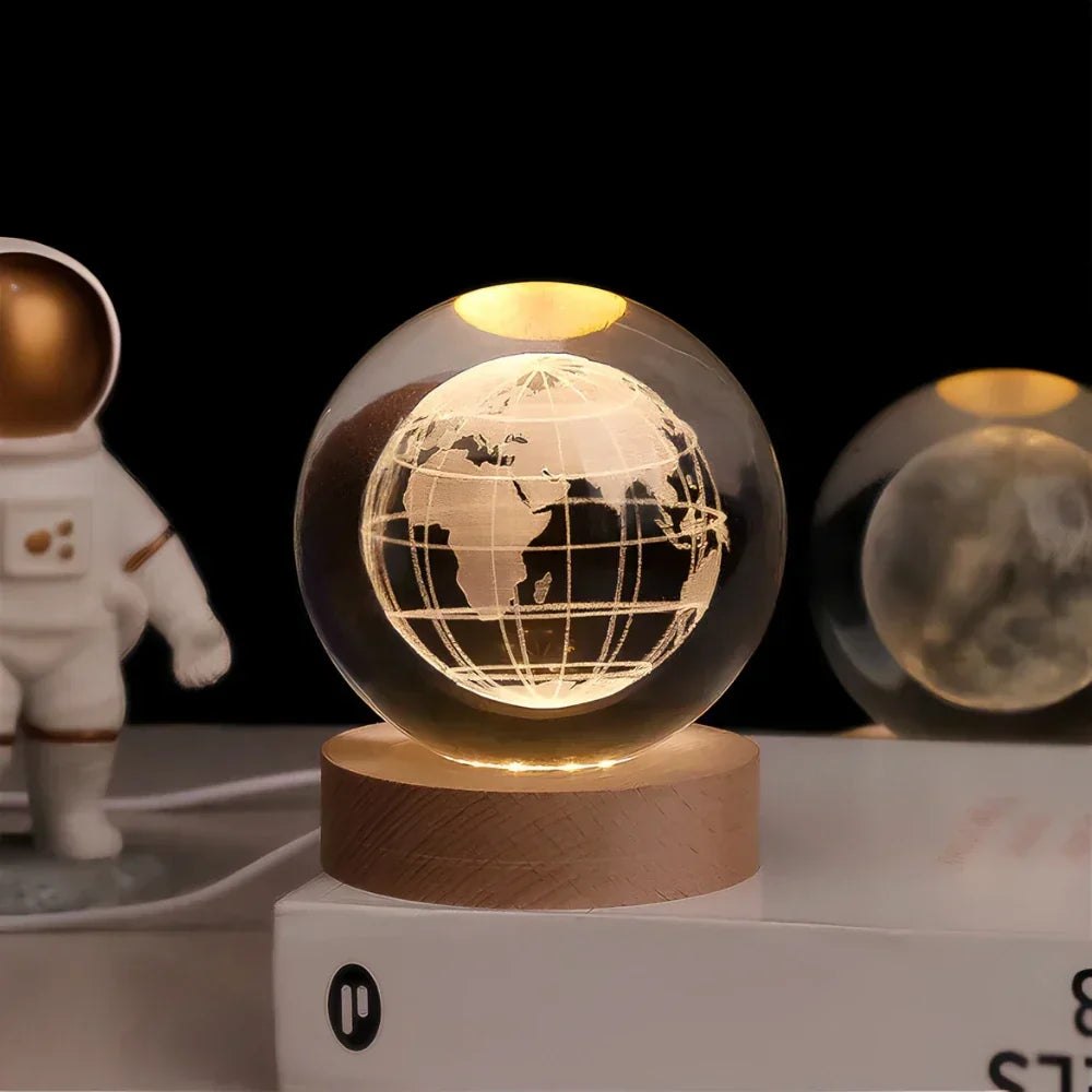 Nachtlicht und Tischlampe mit gravierter Kristallkugel in Planetenform