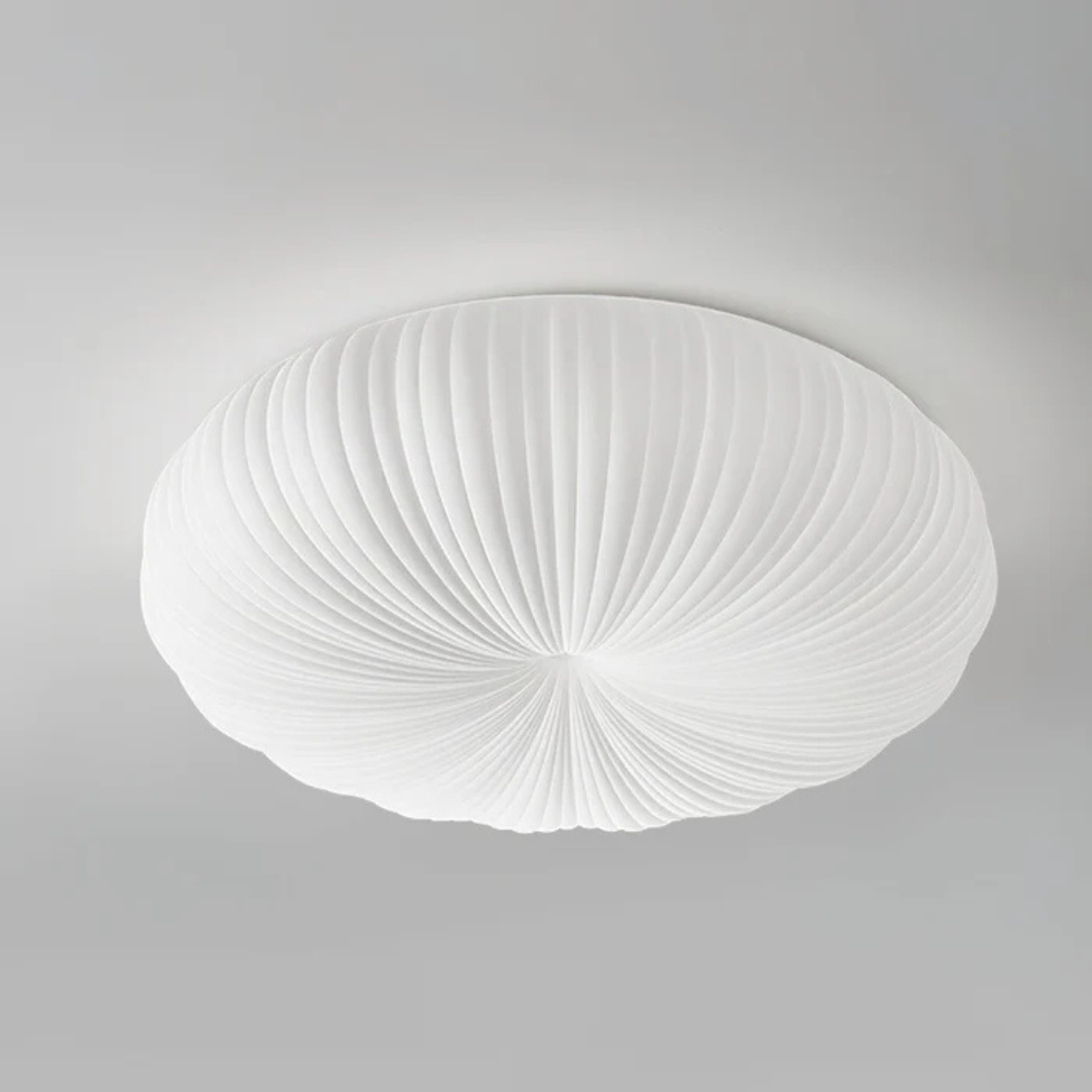 Skulpturel loftlampe til planmontering i plisseret akryl