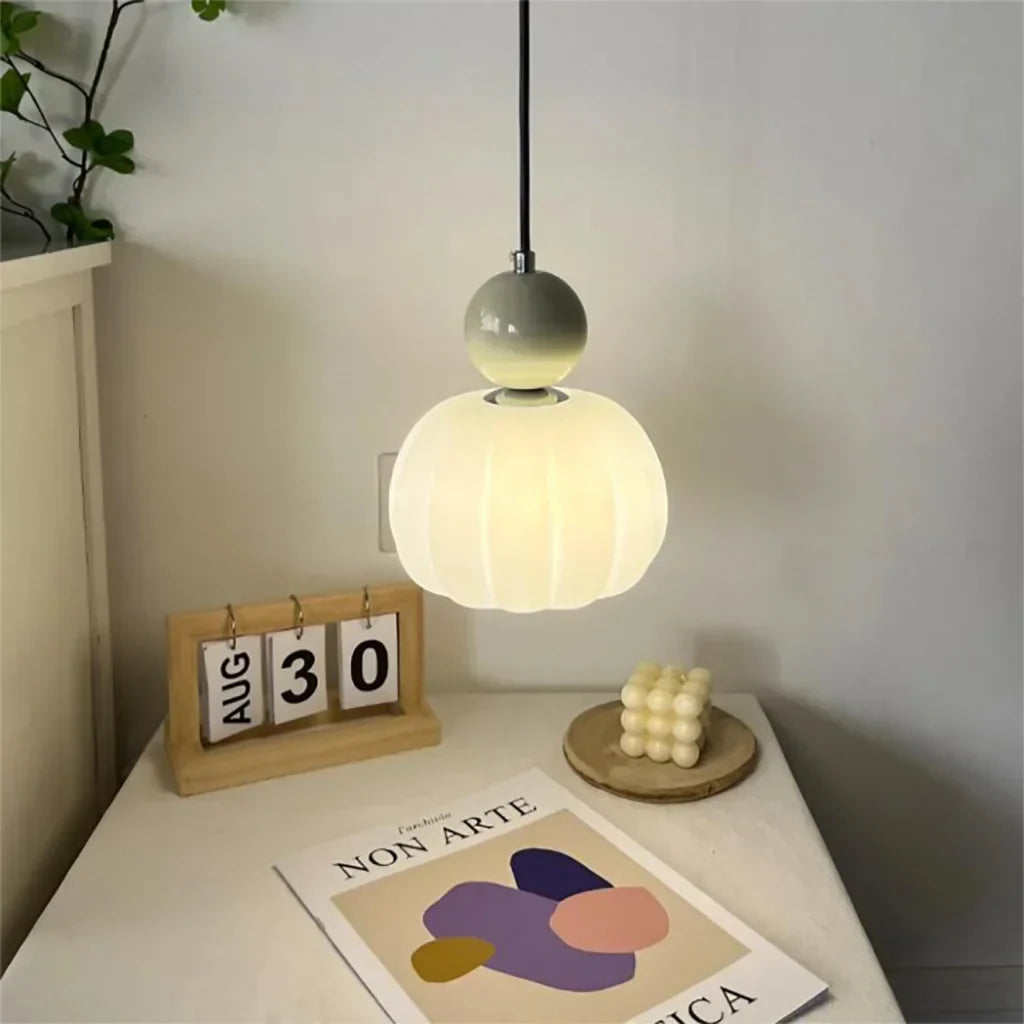 Skulpturale Bauhaus-Pendelleuchte mit polierter Kugel und geriffeltem Acrylschirm