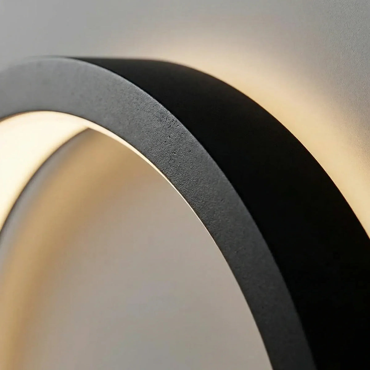 Skandinavische Wandleuchte in kreisförmiger Ringform