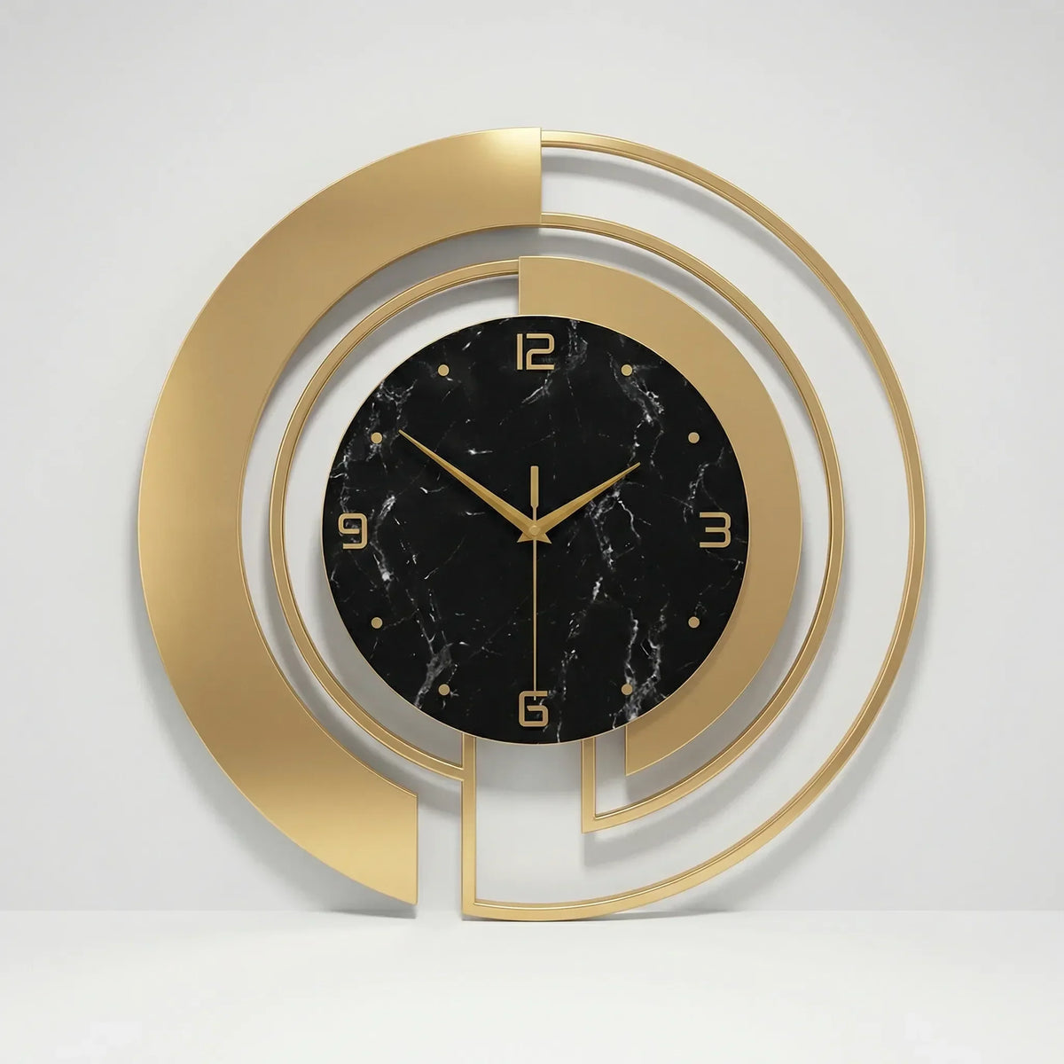 Runde Wanduhr mit geschichtetem Ringrahmen und marmoriertem Zifferblatt