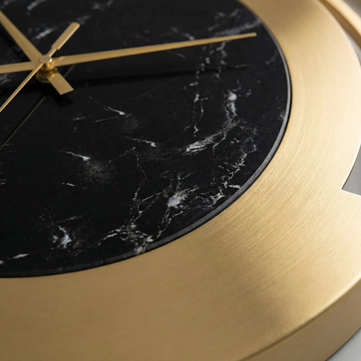 Runde Wanduhr mit geschichtetem Ringrahmen und marmoriertem Zifferblatt