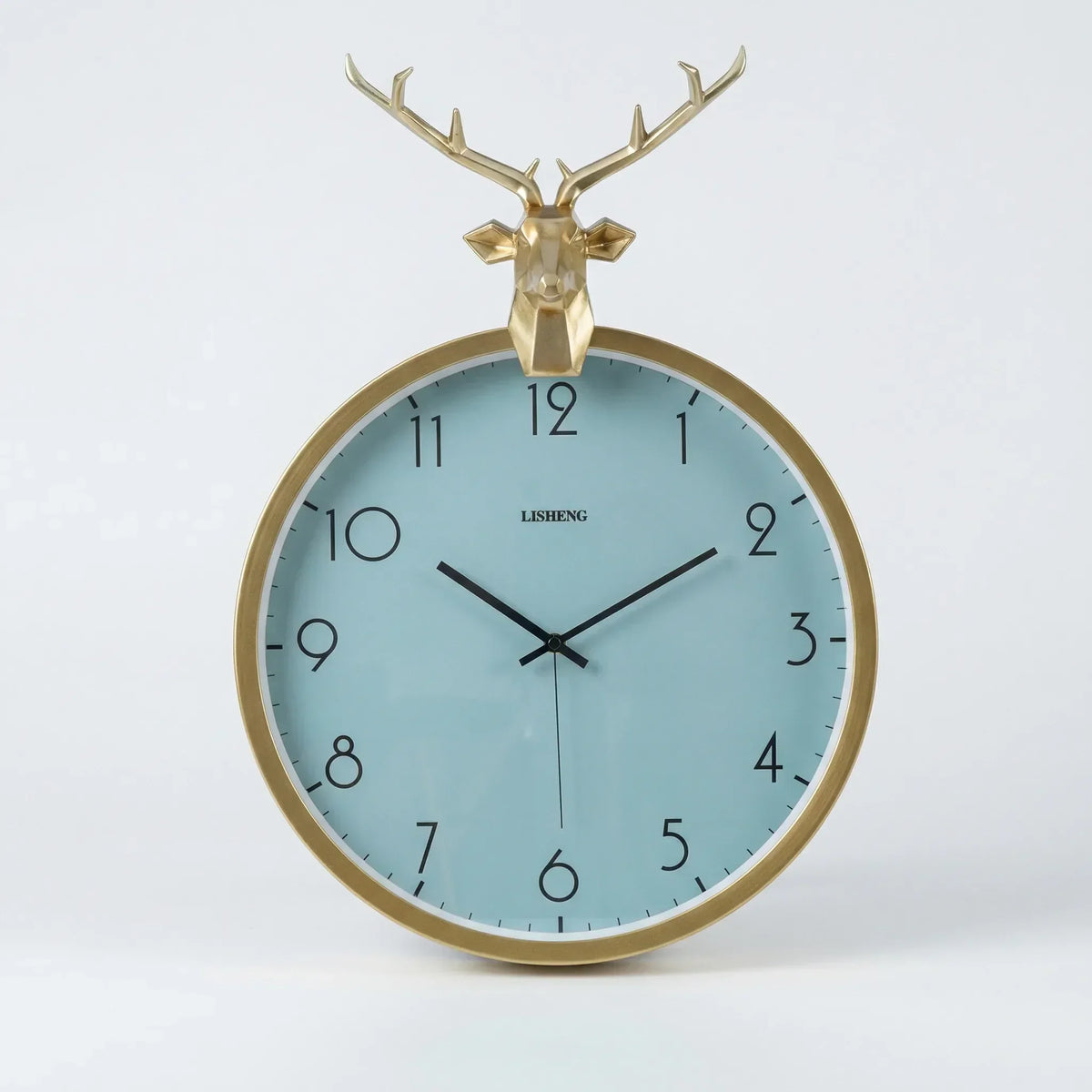 Skulpturale runde leise Wanduhr mit Hirschdekor und gleitendem Sekundenzeiger