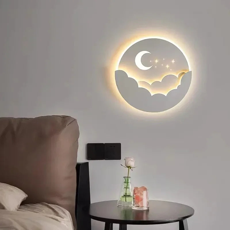 Batteriebetriebene Wandleuchte mit Silhouette aus Mond und Sternen