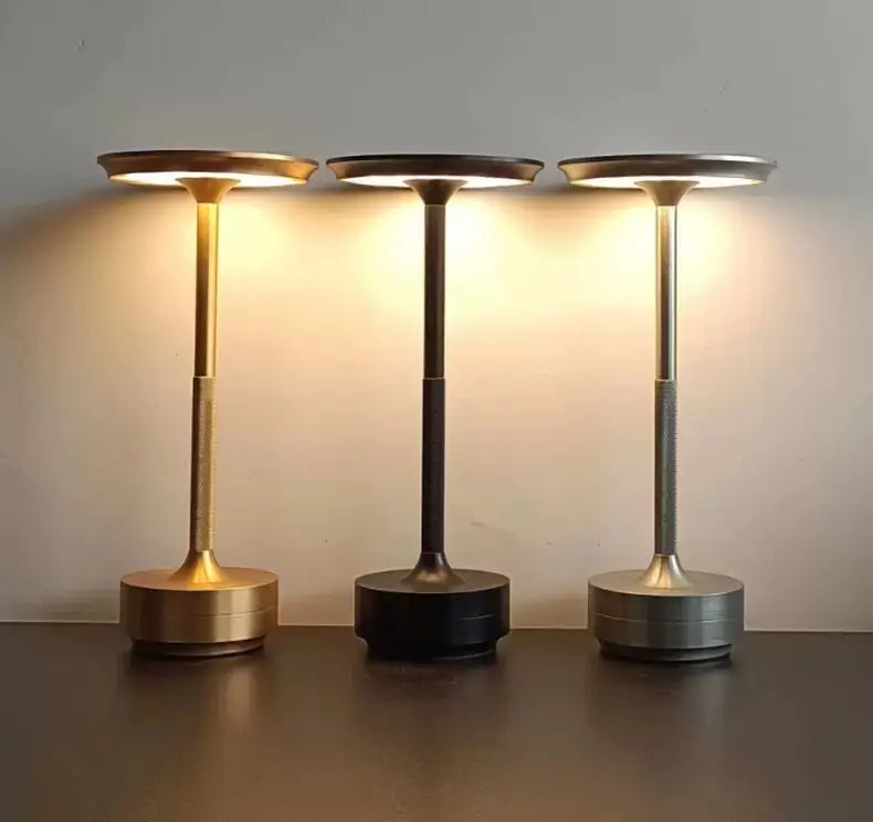 Minimalistisk trådløs, berøringsstyret og dæmpbar genopladelig bordlampe i aluminium