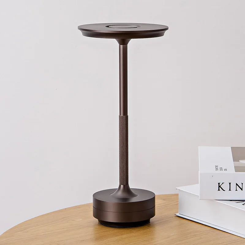 Minimalistisk trådløs, berøringsstyret og dæmpbar genopladelig bordlampe i aluminium