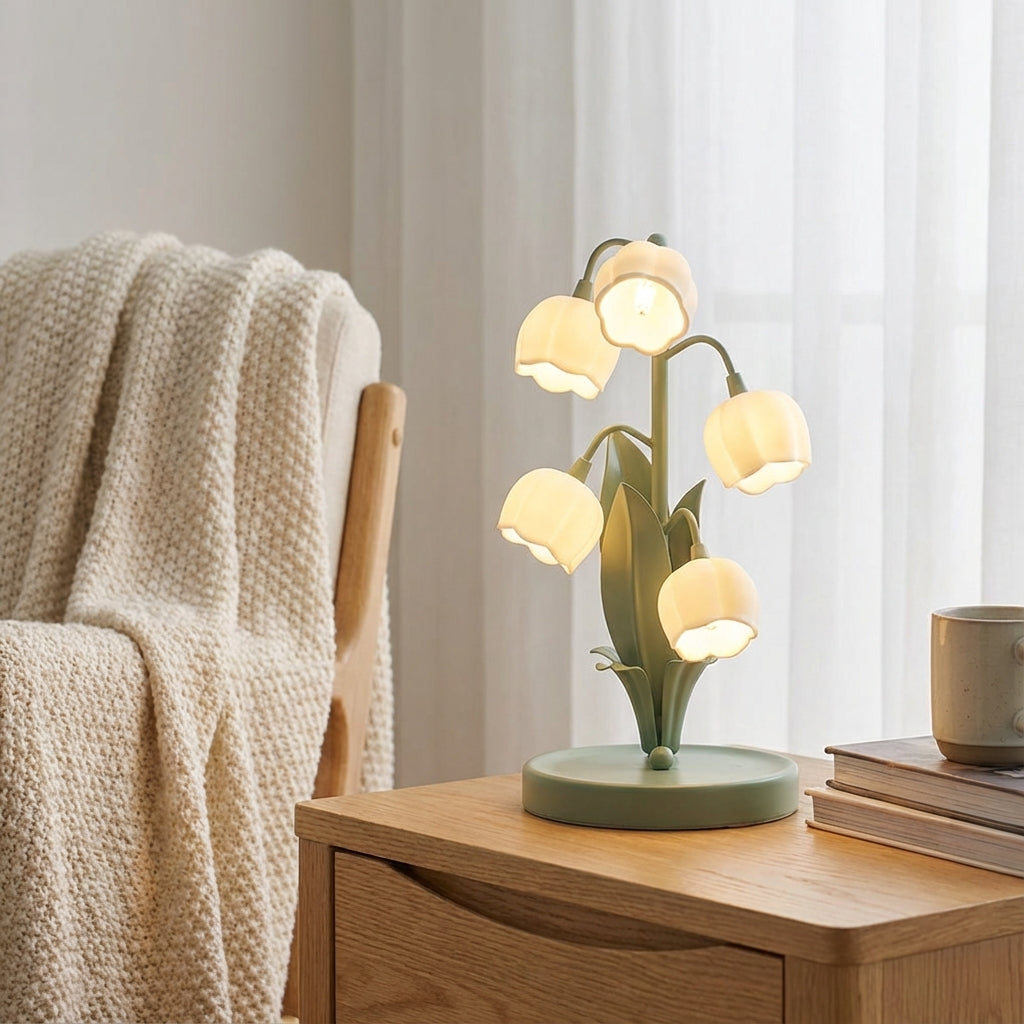 Schlanke Metalltischlampe mit skulpturalem Orchideenblütenschirm