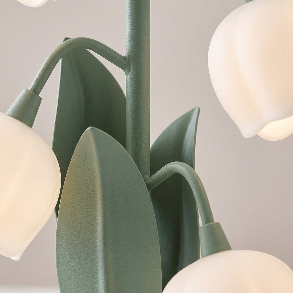 Schlanke Metalltischlampe mit skulpturalem Orchideenblütenschirm