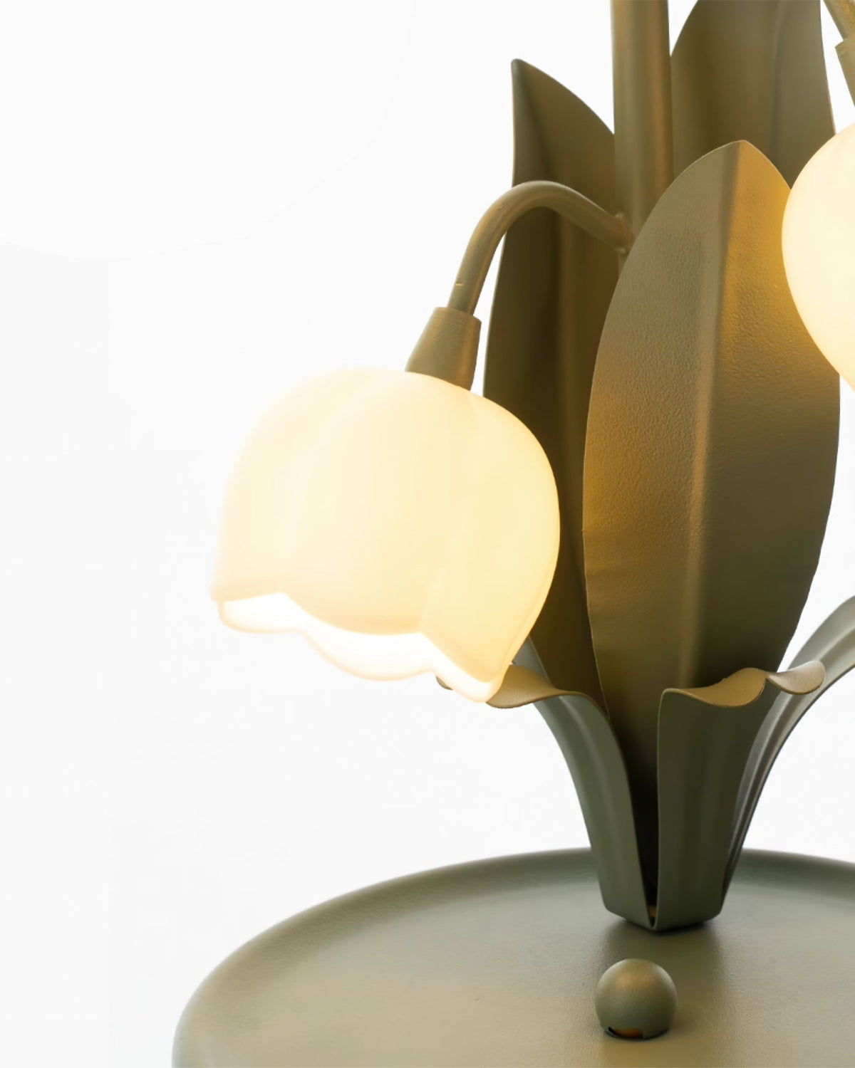 Schlanke Metalltischlampe mit skulpturalem Orchideenblütenschirm