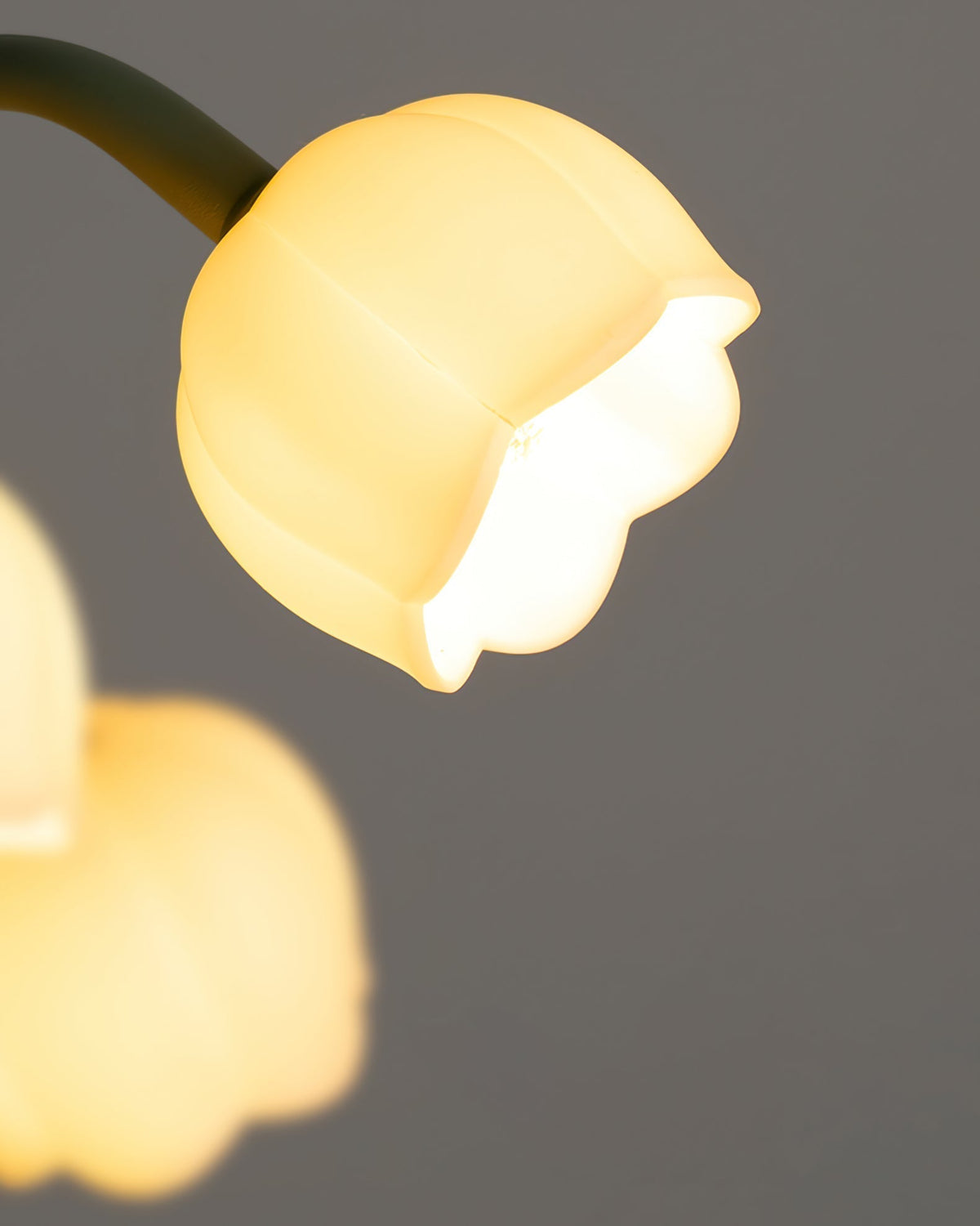 Schlanke Metalltischlampe mit skulpturalem Orchideenblütenschirm
