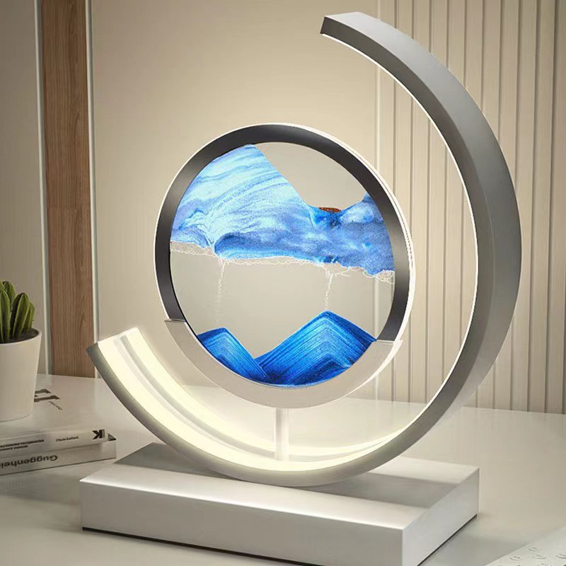 Tischlampe mit rotierender Sandkunst-Skulptur und stimmungsvoller Beleuchtung