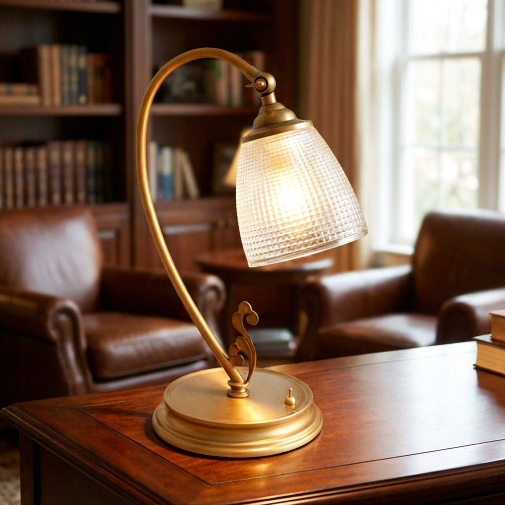 Tischlampe im Vintage-Stil mit geschwungener Silhouette, Metalloberfläche und gemustertem Schirm