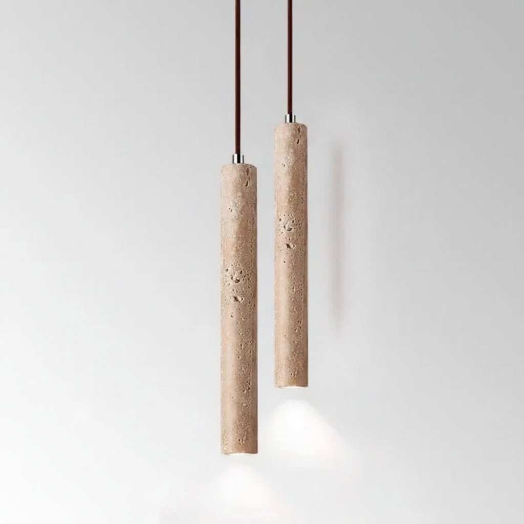 Schlanke organische Pendelleuchte mit Travertintextur im Wabi-Sabi-Stil