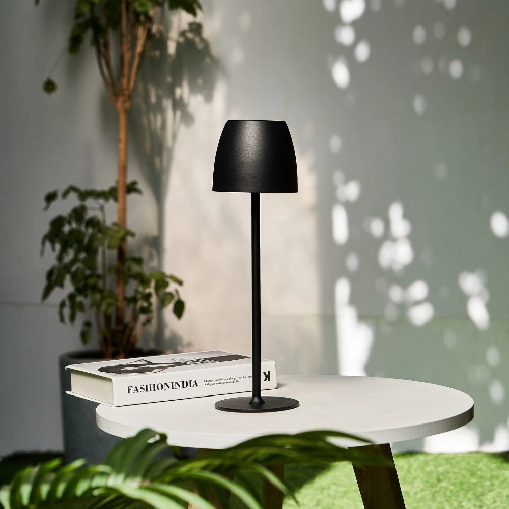 Minimalistische schlanke kabellose, wiederaufladbare dimmbare Tischlampe für Innen- und Außenbereiche