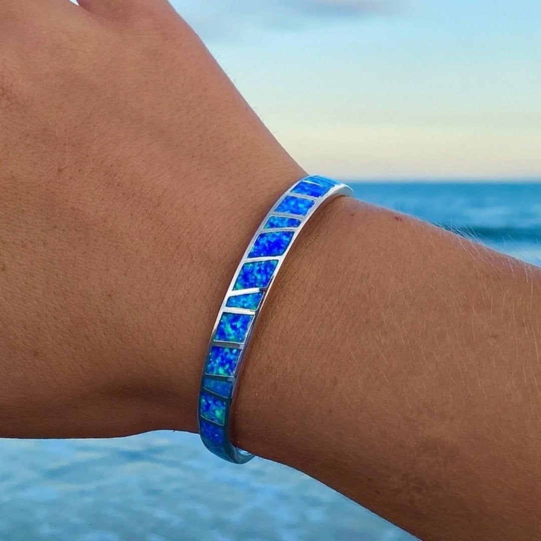 Hav-inspireret armbånd med poleret sølv og opalsten