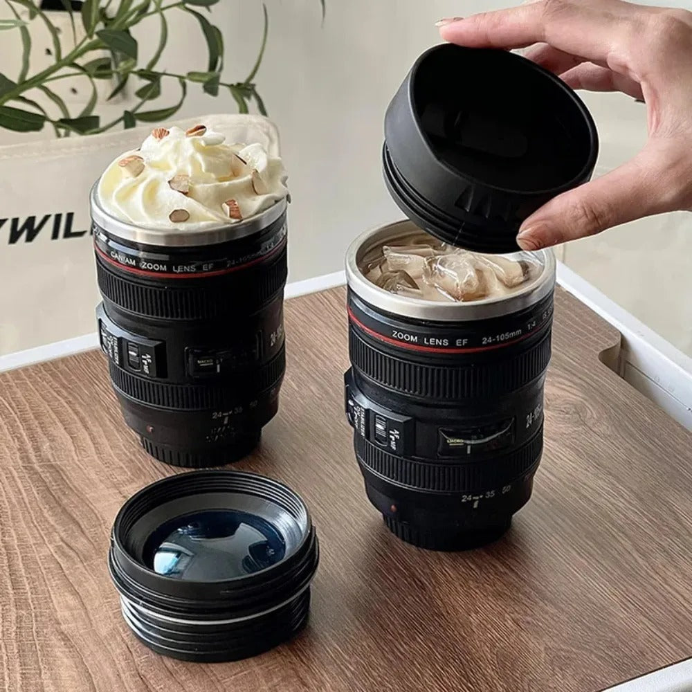 Kaffekrus formet som et realistisk kameralinse med fokusring