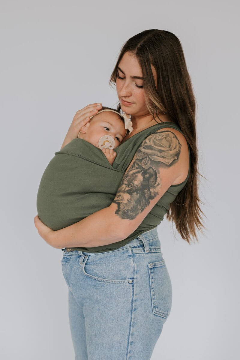 Ergonomisk justerbar blød og åndbar babyvikle som T-shirt