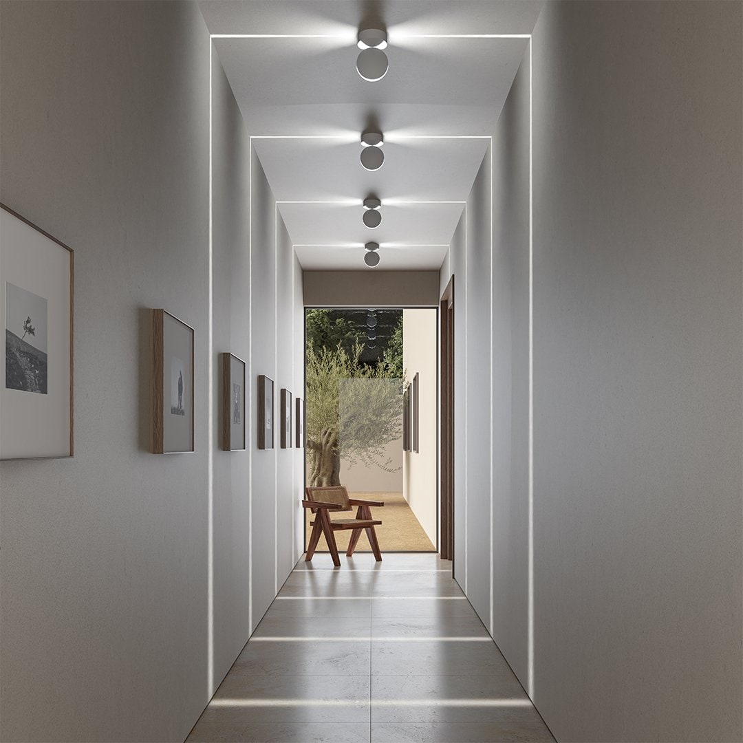 Verstellbare minimalistische Deckenleuchte mit matter Oberfläche und Spot für Innenräume