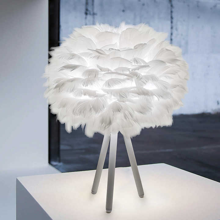 Dimmbare Tischlampe mit Metallfuß und Federverzierung