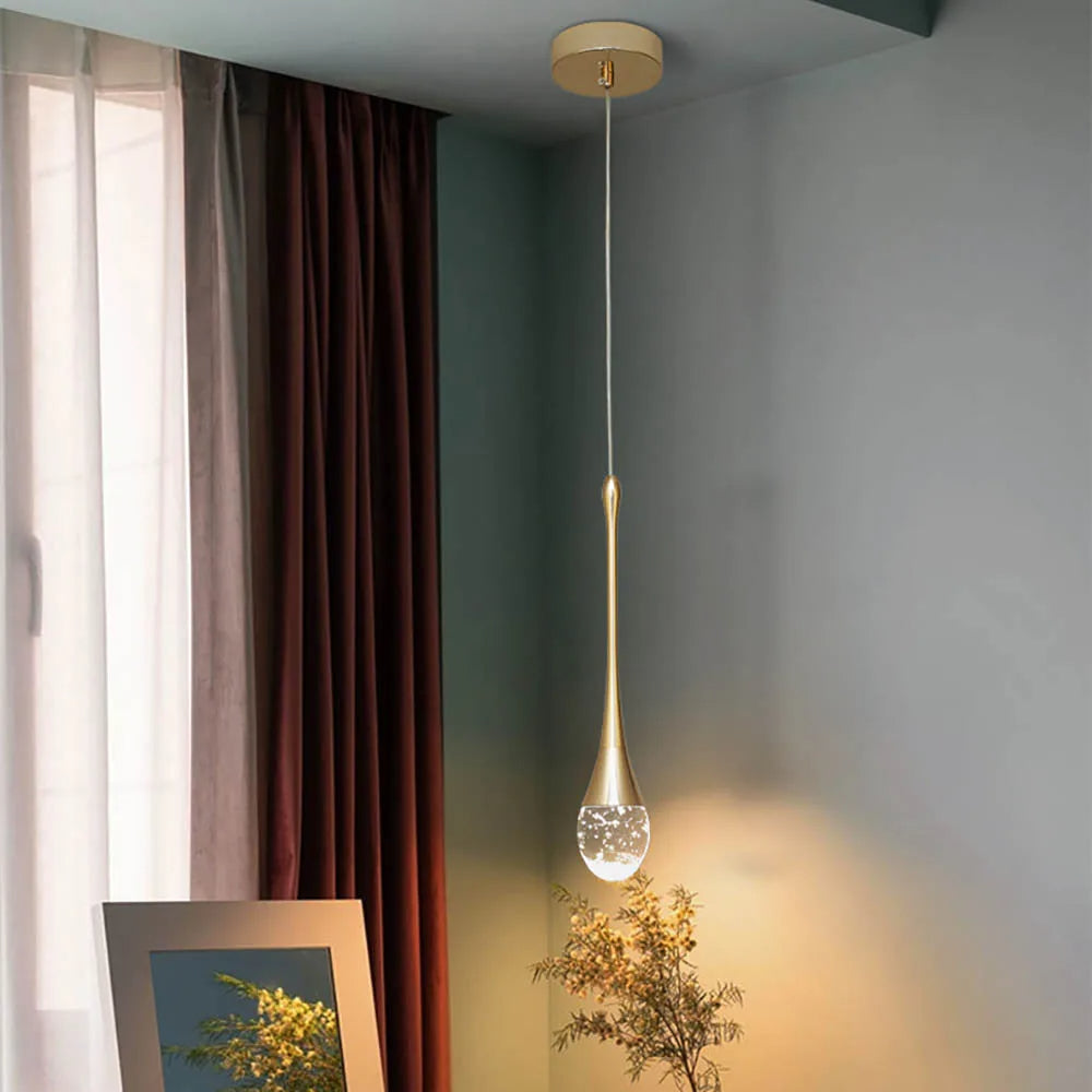 Minimalistische Pendelleuchte mit tropfenförmigem Glasschirm und verstellbarer Höhe