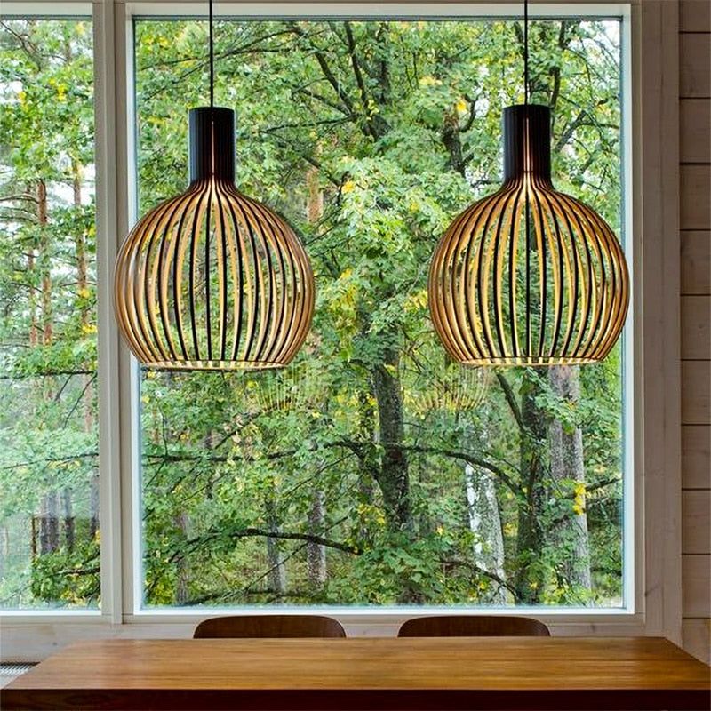 Handgefertigte rustikale Pendelleuchte aus Massivholz mit natürlicher Maserung