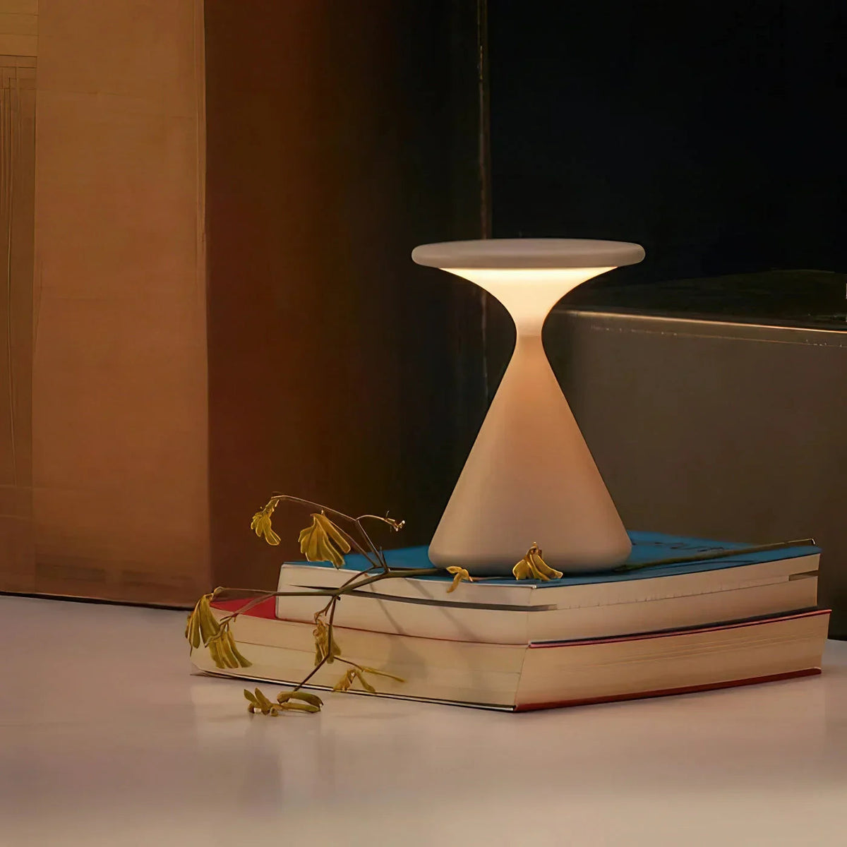 Skulpturale minimalistische Tischlampe in Sanduhrform, kabellos, dimmbar und wiederaufladbar