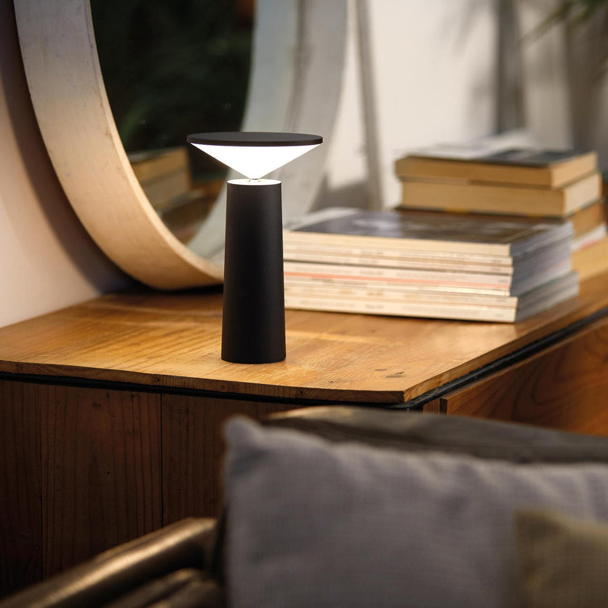 Schlanke minimalistische kabellose dimmbare Tischlampe mit dreh- und neigbarem Kopf