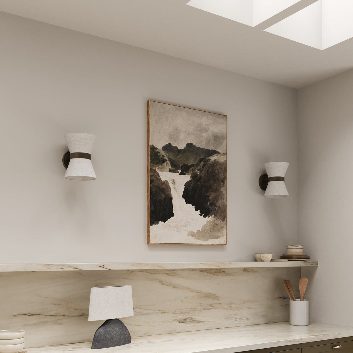 Klassisch-moderne Wandleuchte mit gealtertem Bronze-Finish und Leinenschirm