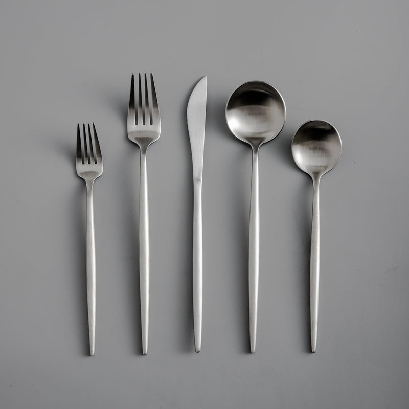 Elegant, minimalistisk og moderne bestiksæt i rustfrit stål