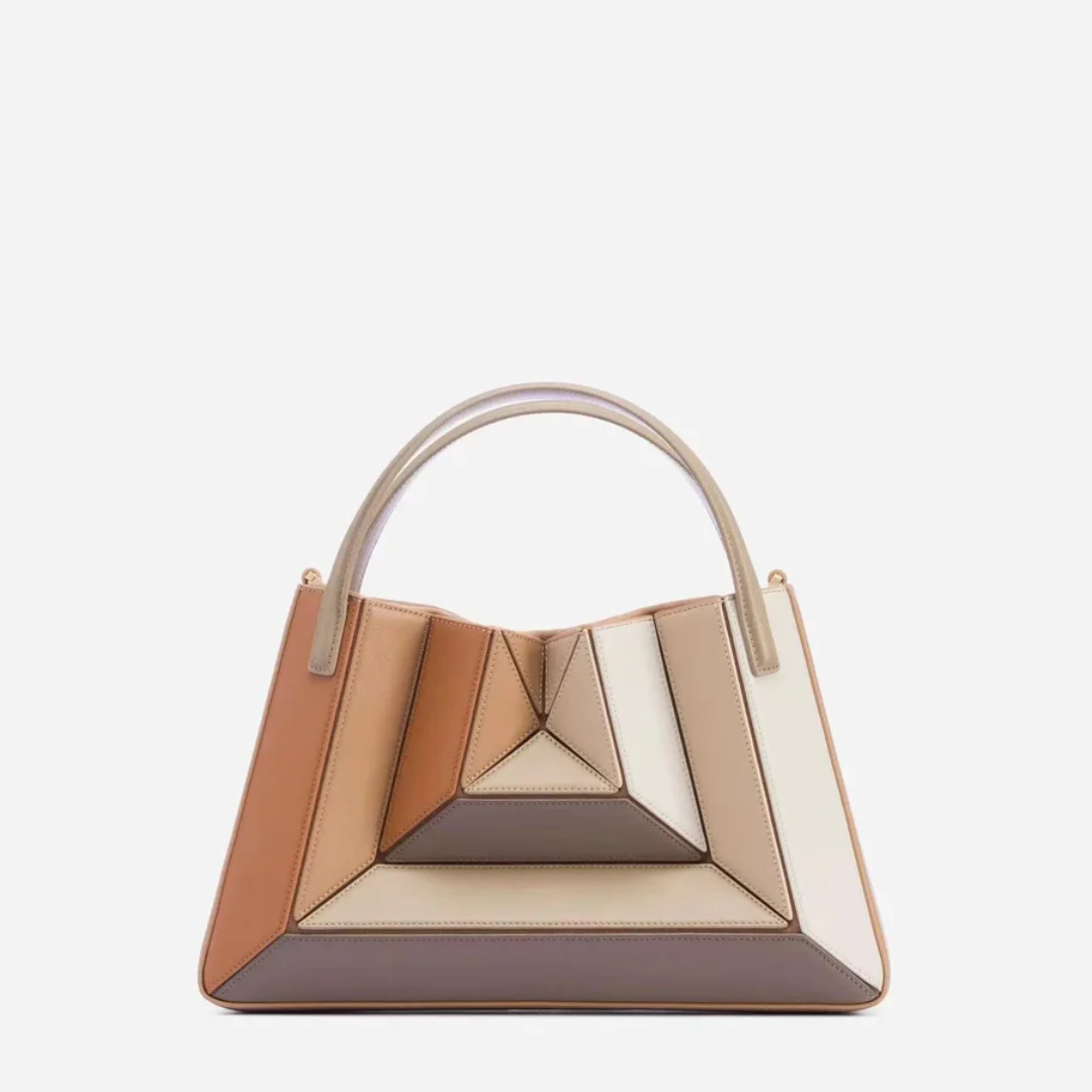 Geometrisk tote-håndtaske med flere paneler og rummeligt design til hverdagsbrug