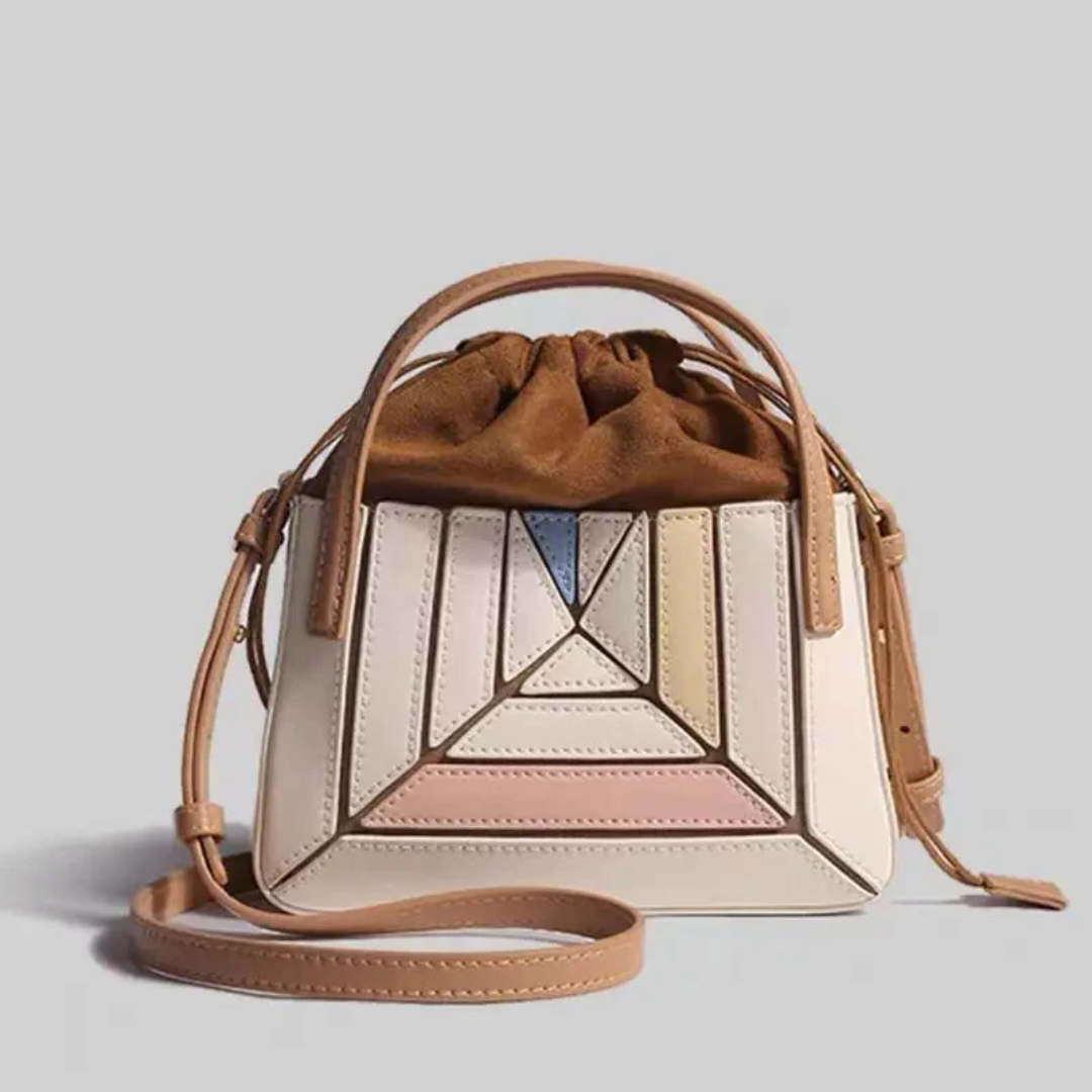 Geometrisk tote-håndtaske med flere paneler og rummeligt design til hverdagsbrug