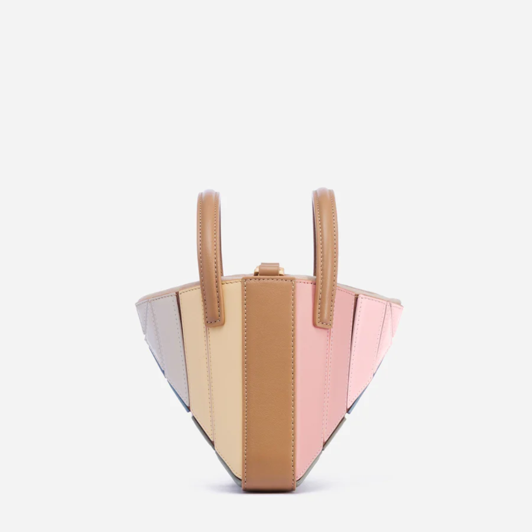 Geometrisk tote-håndtaske med flere paneler og rummeligt design til hverdagsbrug