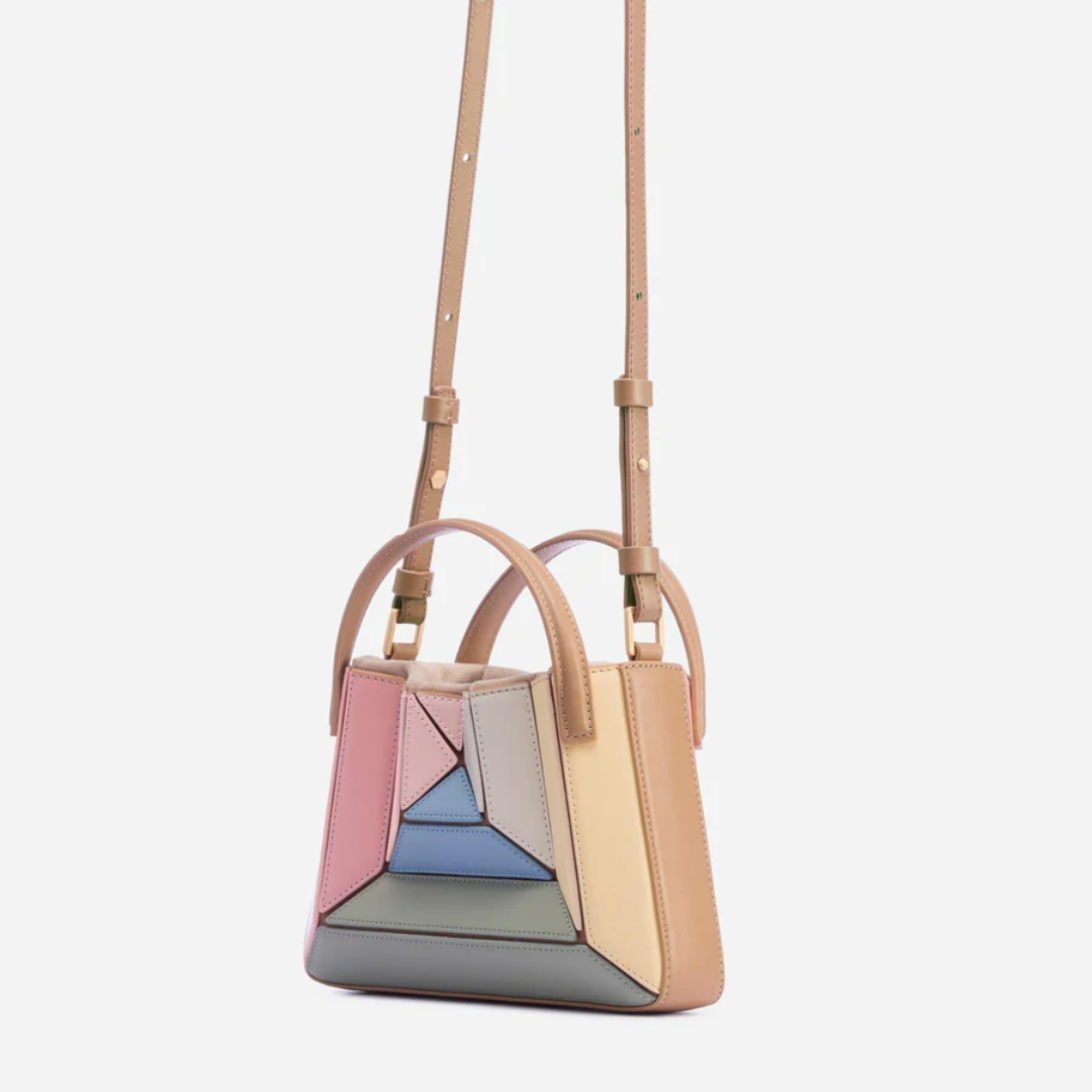 Geometrisk tote-håndtaske med flere paneler og rummeligt design til hverdagsbrug
