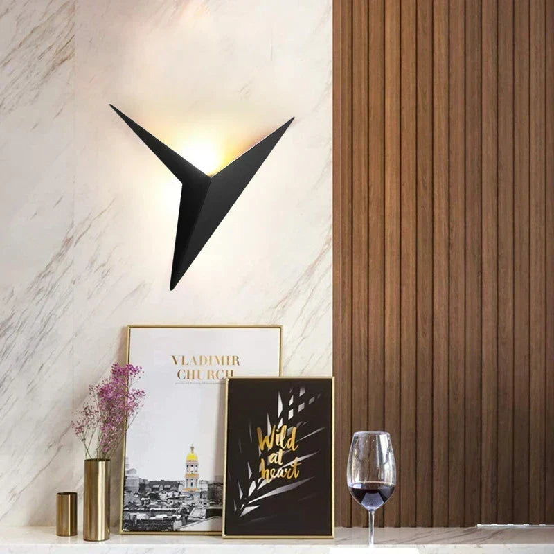 Minimalistische dreieckige nordische Eisen-Wandleuchte für den Innenbereich und Treppen