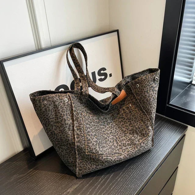 Oversized rummelig skuldertaske i kanvas med leopardmønster