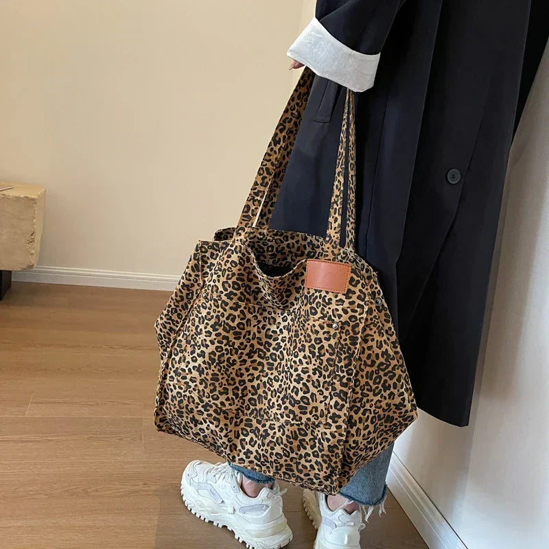 Oversized rummelig skuldertaske i kanvas med leopardmønster