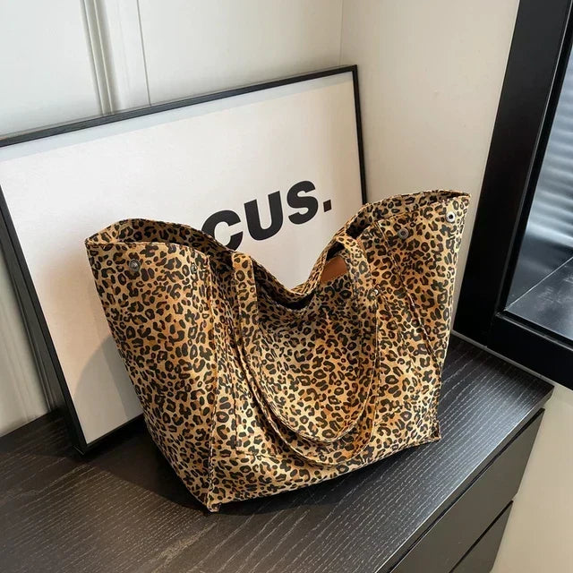 Oversized rummelig skuldertaske i kanvas med leopardmønster