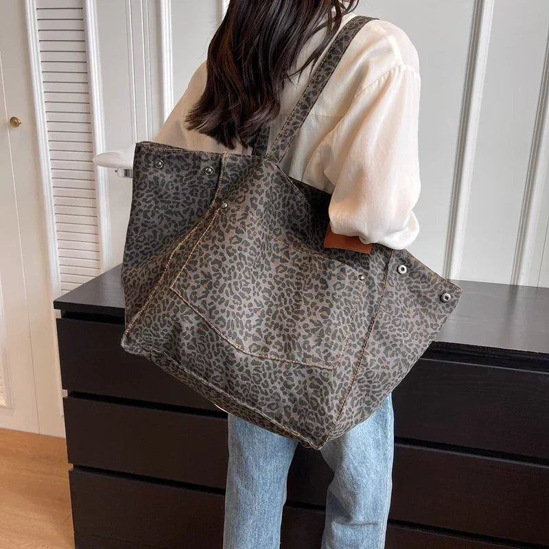 Oversized rummelig skuldertaske i kanvas med leopardmønster